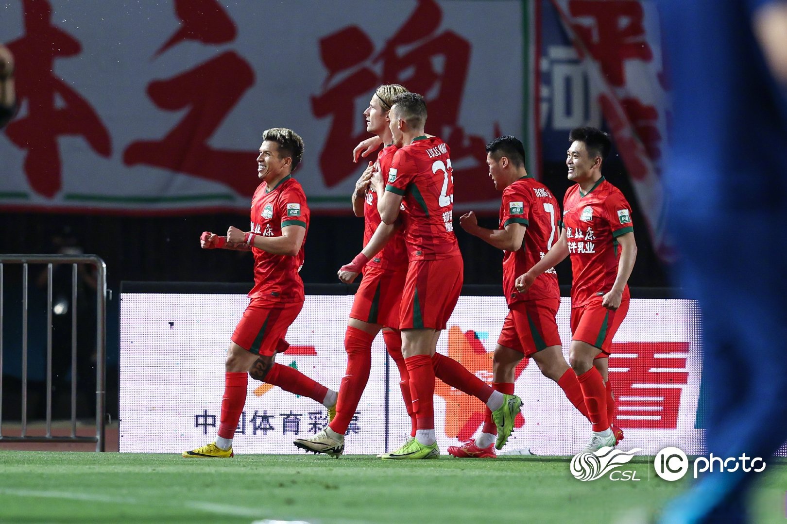 江南官网入口 -转会期突围战来临，广东宏远围绕足总杯强势反弹，气氛紧张，更衣室氛围转暖 